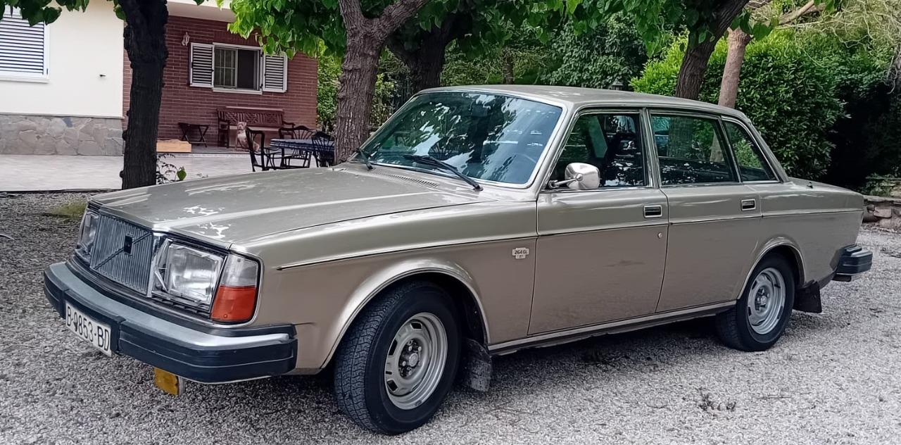 VOLVO 264 - 1973 LesAnciennes.com