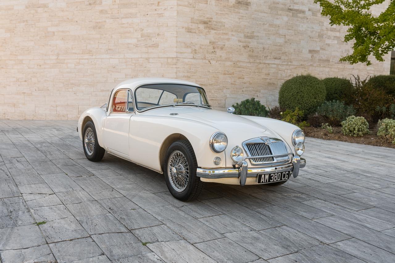1959 MG MGA Coupé LesAnciennes.com