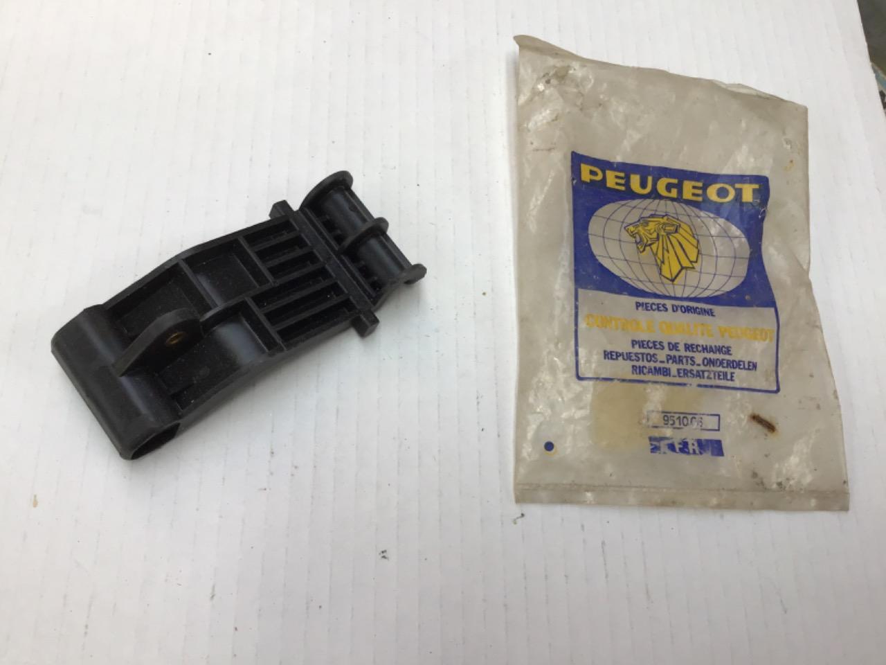 LEVIER OUVERTURE CAPOT PEUGEOT 504/204/304/305 LesAnciennes.com