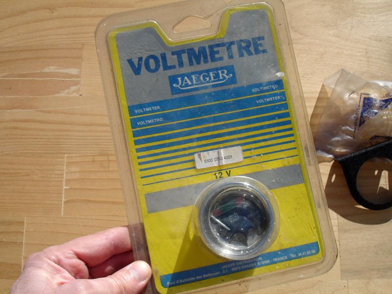 Voltmètre Jeager 12V neuf dans son emballage LesAnciennes.com