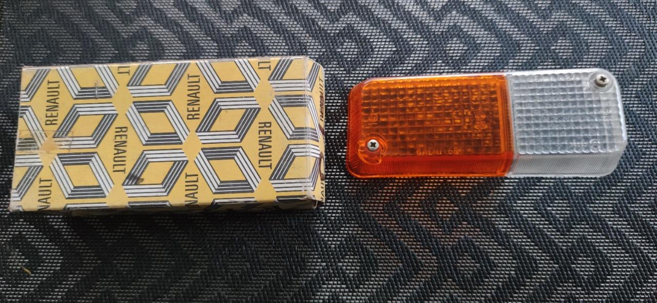 Cabochon clignotant droit RENAULT 12 (R12) série 1 LesAnciennes.com