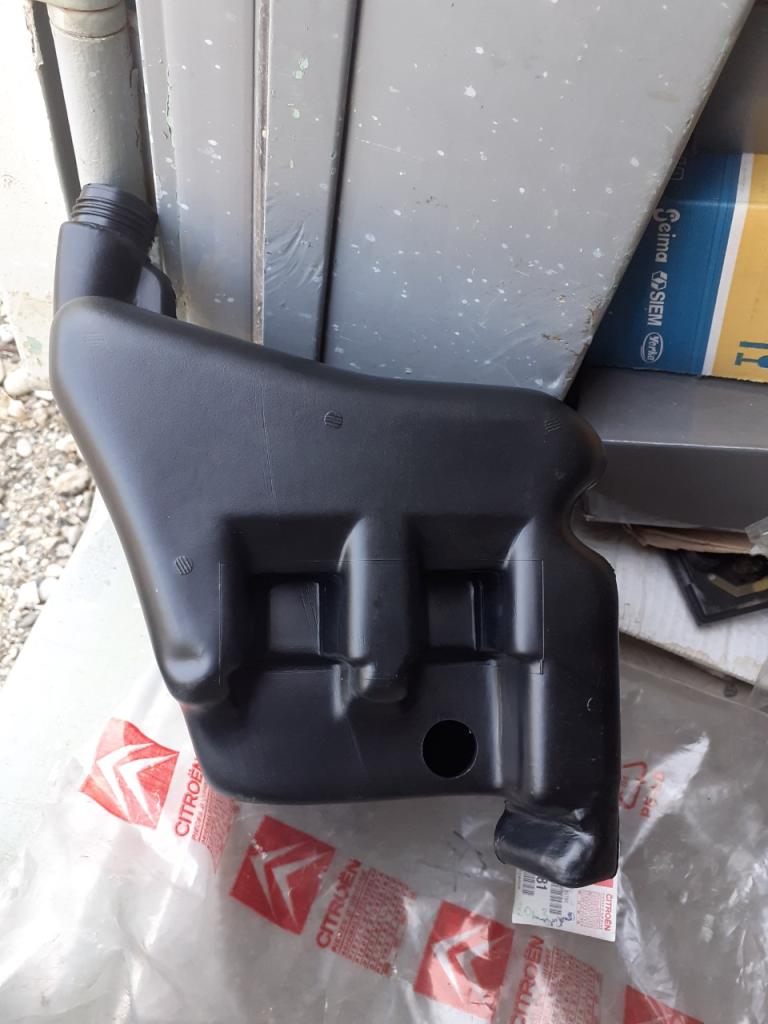 Bocal lave glace CITROEN AX LesAnciennes.com