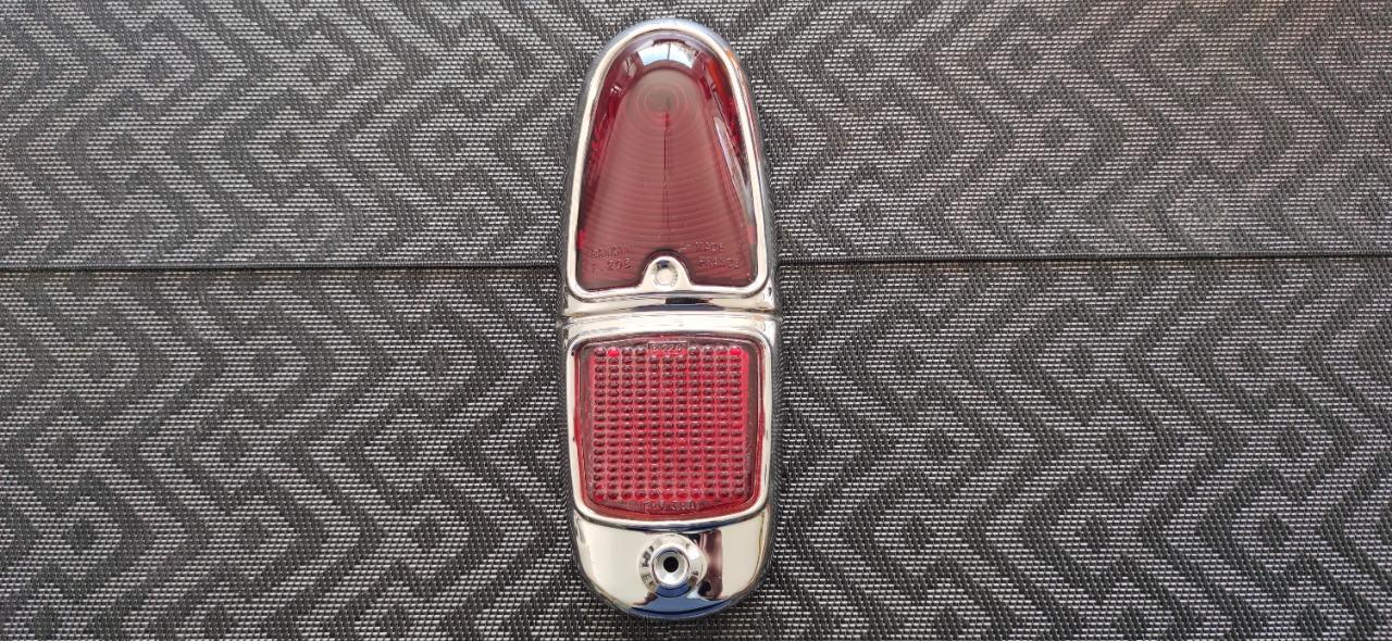 Feu arrière FRANKANI PEUGEOT 403 LesAnciennes.com