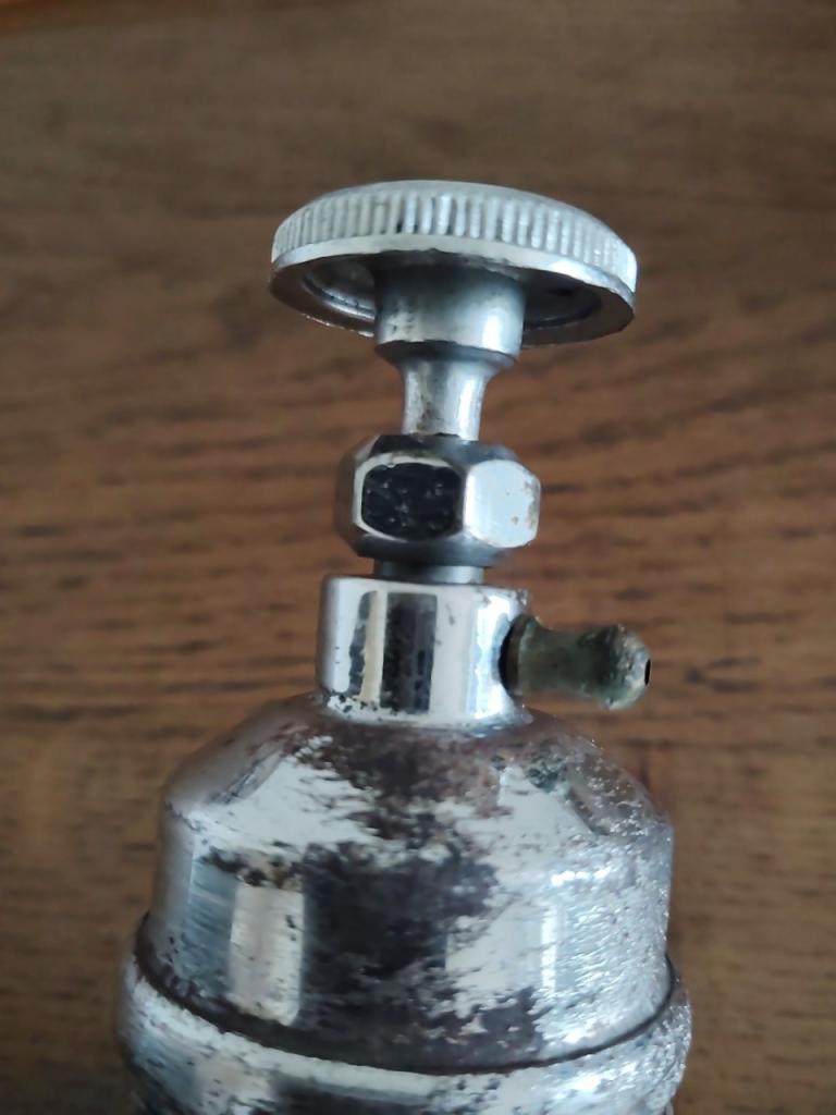 Extincteur ancien "le chimiste" LesAnciennes.com