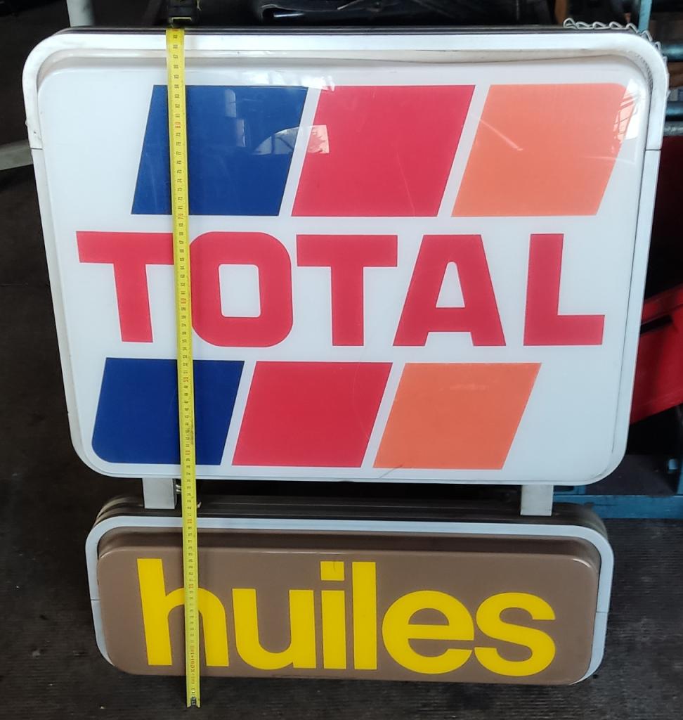 Enseigne TOTAL lumineuse double face LesAnciennes.com
