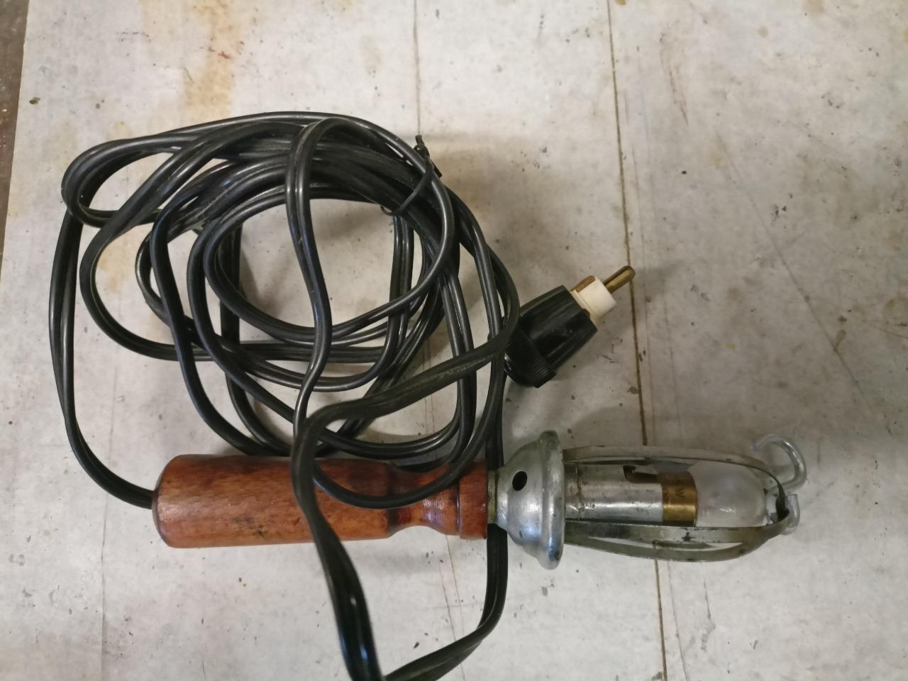 Lampe balladeuse accessoire LesAnciennes.com