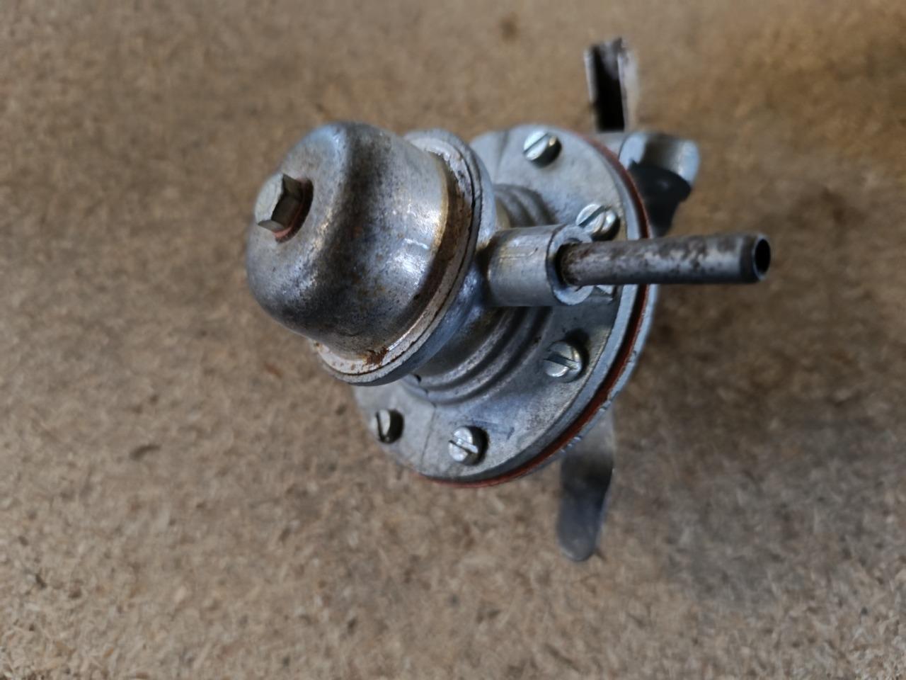 Pompe à essence LesAnciennes.com