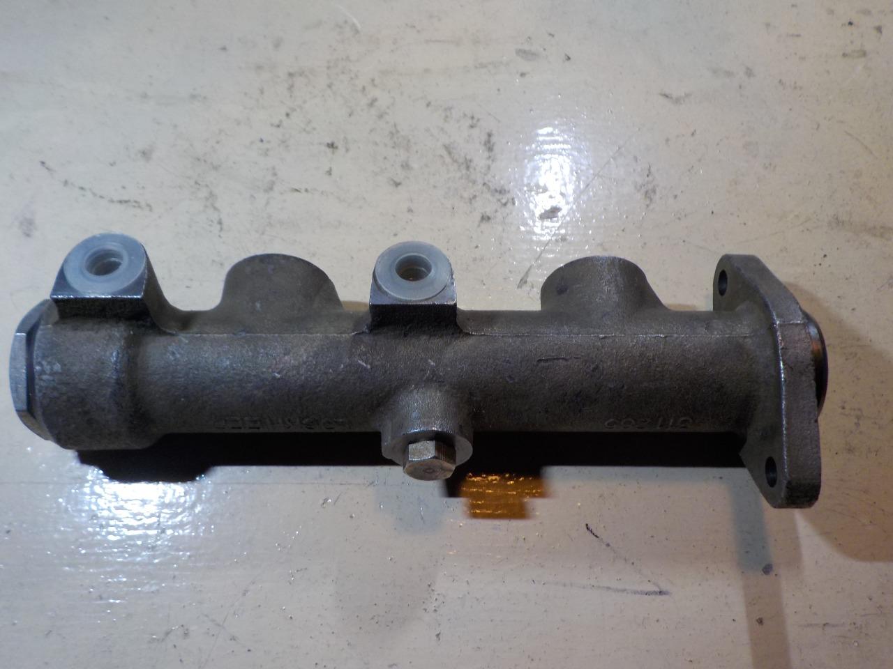 Maitre cylindre PEUGEOT 504 LesAnciennes.com