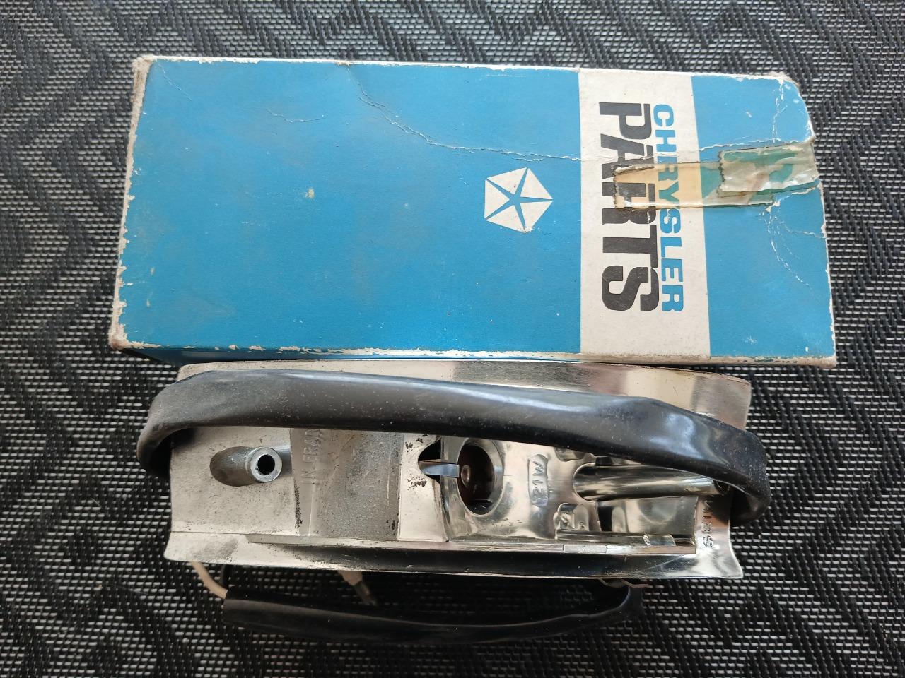 Socle clignotant droit SIMCA 1000 série 2 LesAnciennes.com