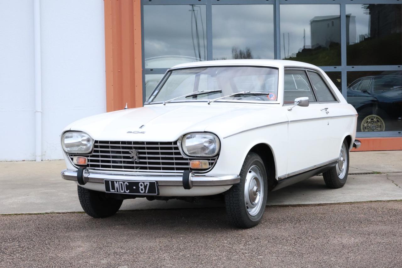 PEUGEOT 204 Coupé - 1969 LesAnciennes.com