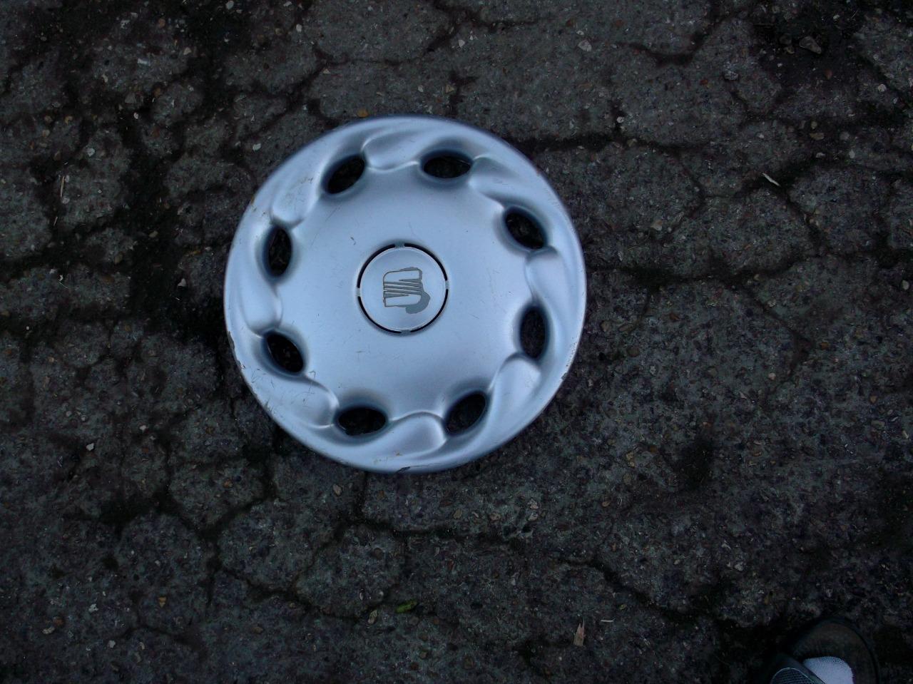 Seat enjoliveur LesAnciennes.com