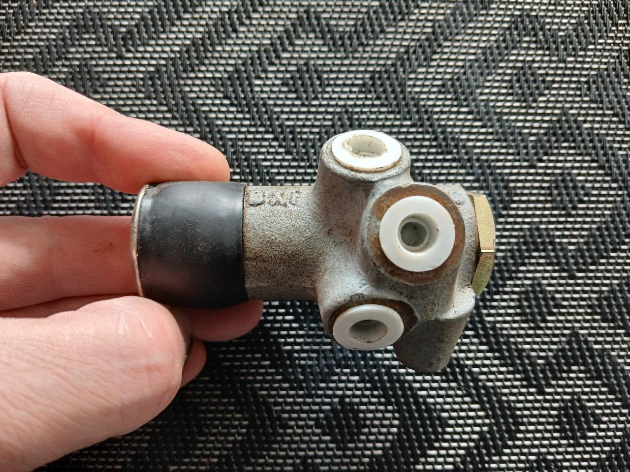 Répartiteur / correcteur de freins RENAULT 4 (R4) LesAnciennes.com