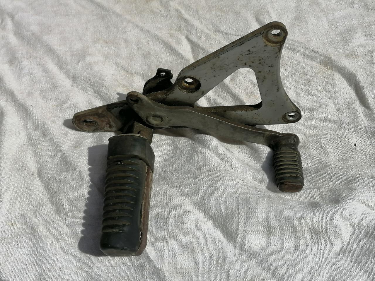 Repose pied droit SUZUKI RG 125 LesAnciennes.com