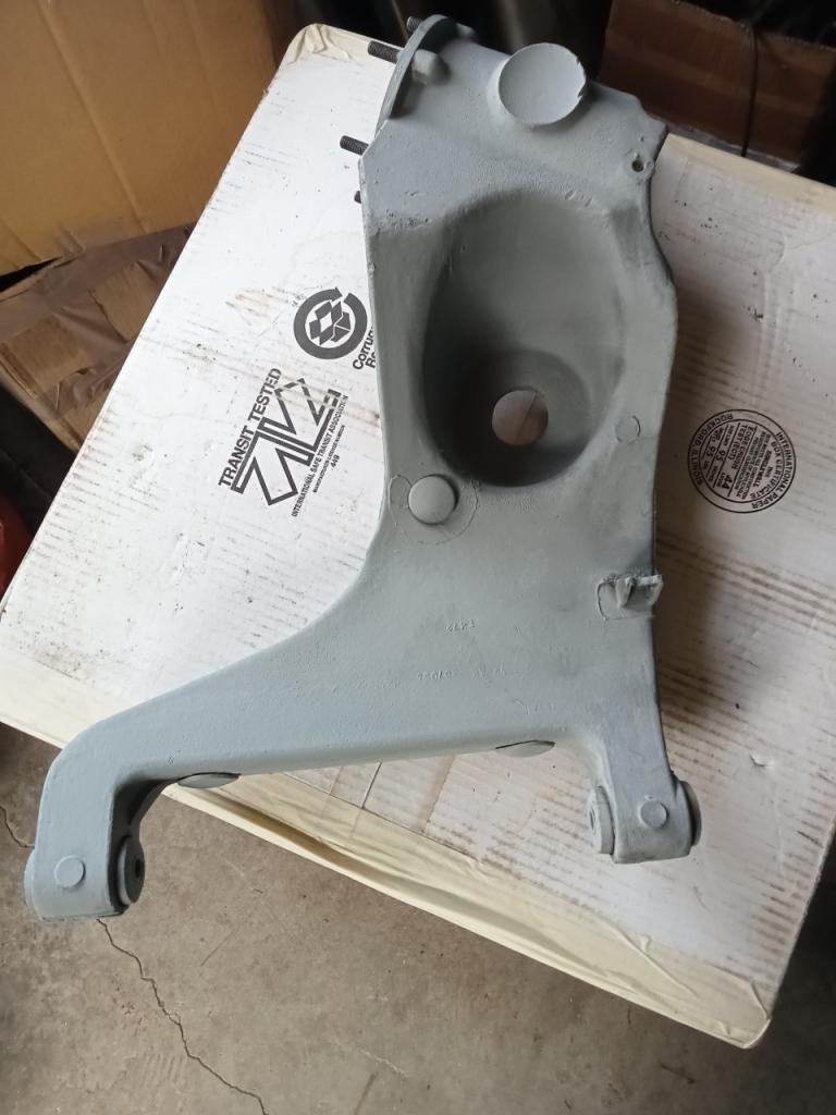 Triangle de suspension TRIUMPH TR5 LesAnciennes.com