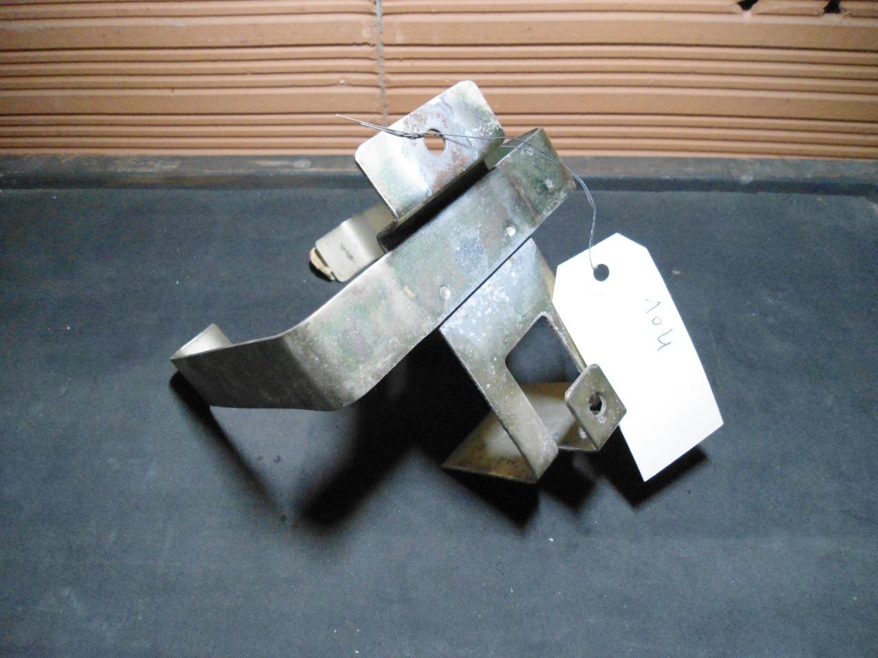 Support bocal lave glace PEUGEOT 104 LesAnciennes.com