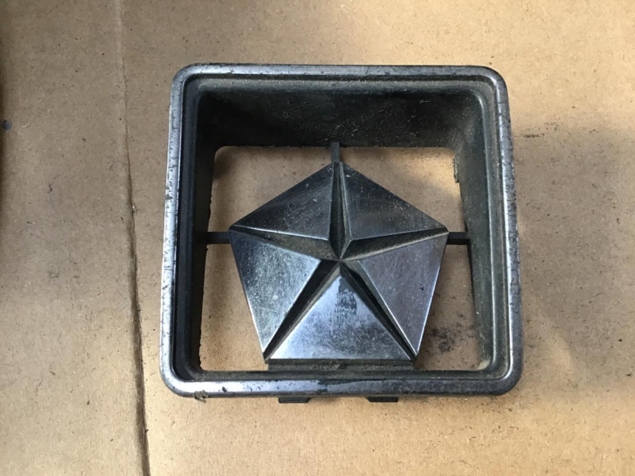 LOGO CALANDRE CHRYSLER 1200/1300 LesAnciennes.com