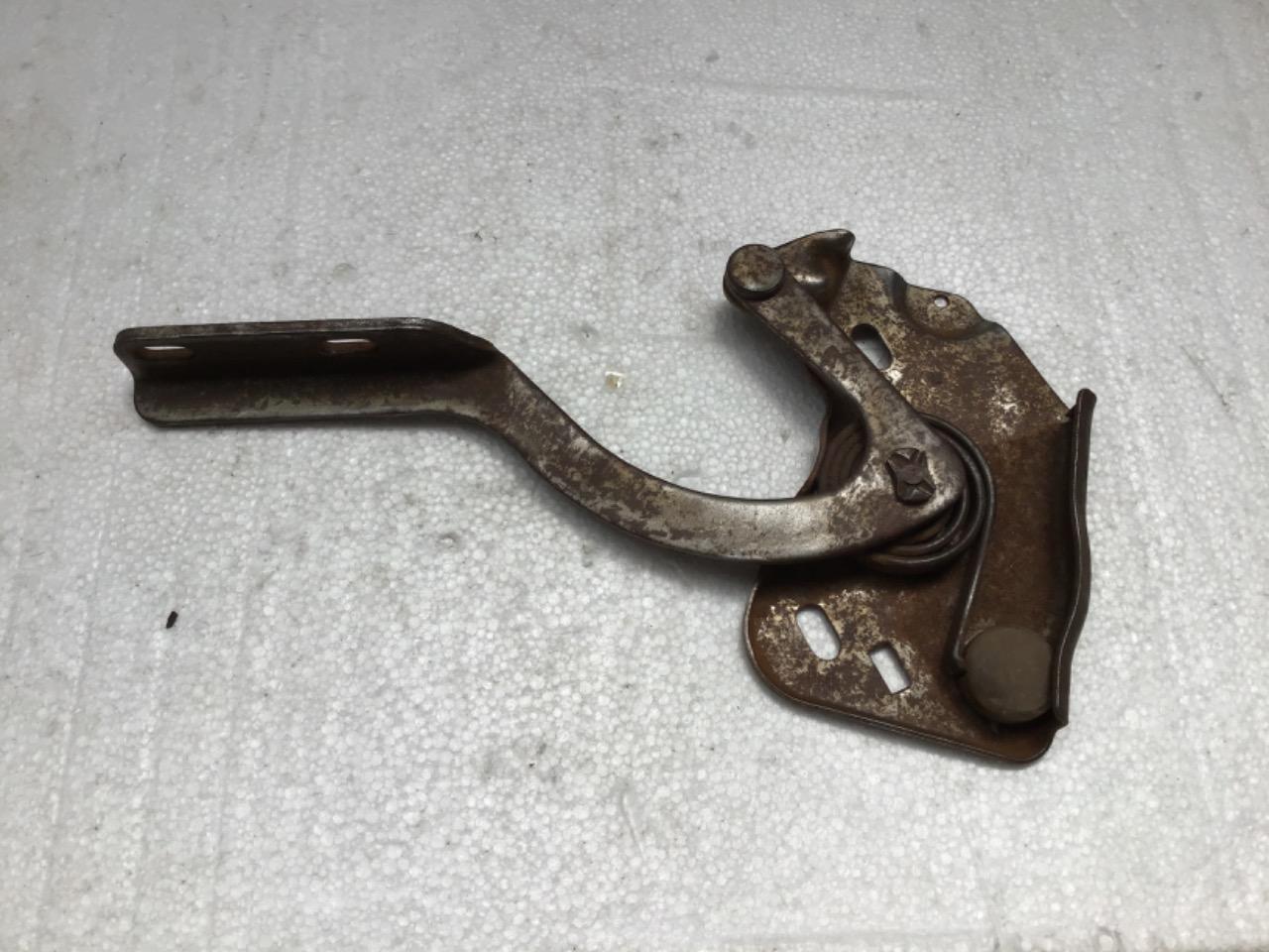 COMPAS DE COFFRE GAUCHE NEUF PEUGEOT 204 LesAnciennes.com