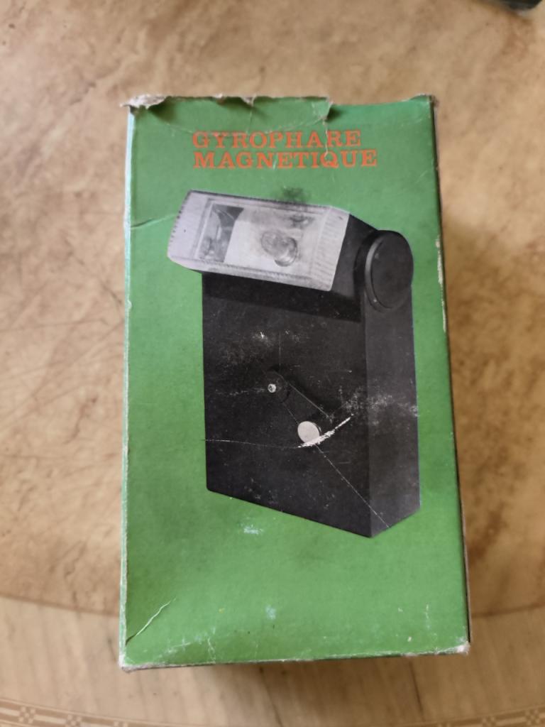 Gyrophare magnétique accessoire auto ancien N.O.S LesAnciennes.com