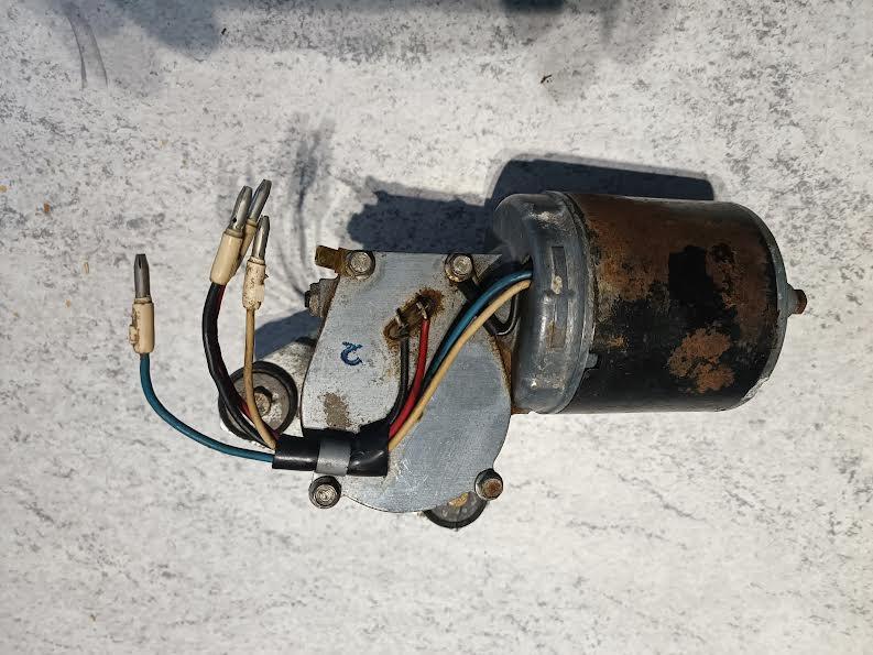 MOTEUR ESSUIE-GLACE SIMCA 1301 LesAnciennes.com