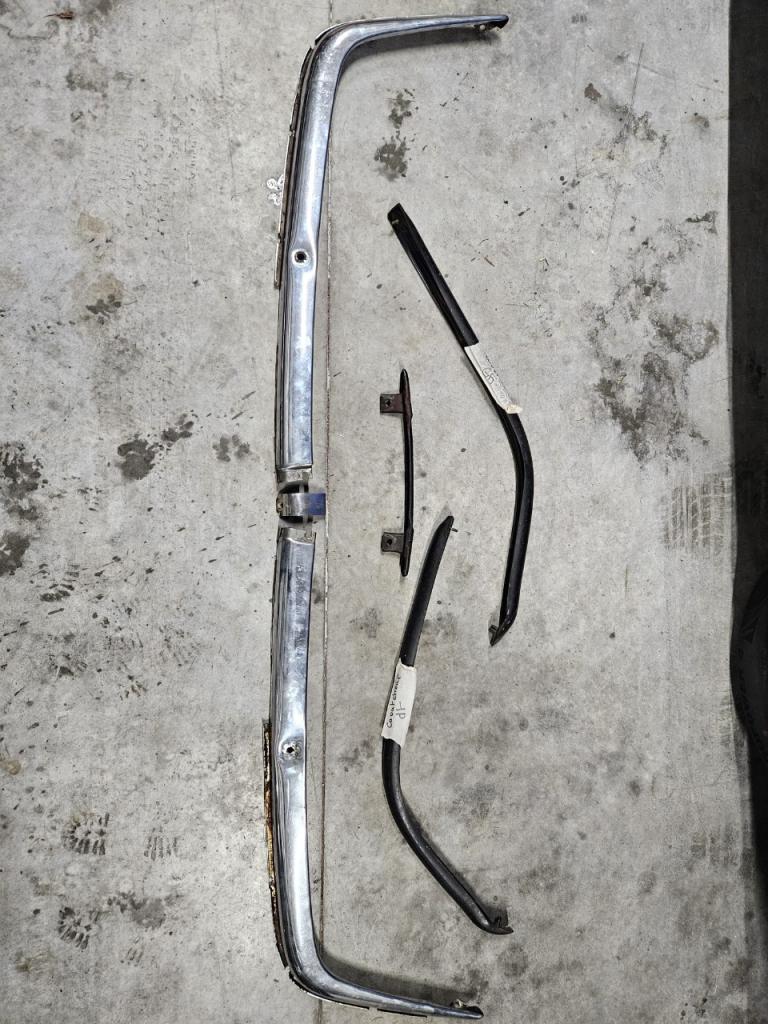 Lot de pièces MERCEDES 350 SL R107 LesAnciennes.com