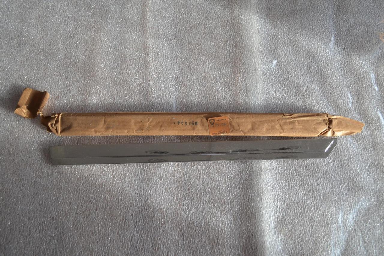 Enjoliveur AV vitre AR G PEUGEOT 204 304 break LesAnciennes.com