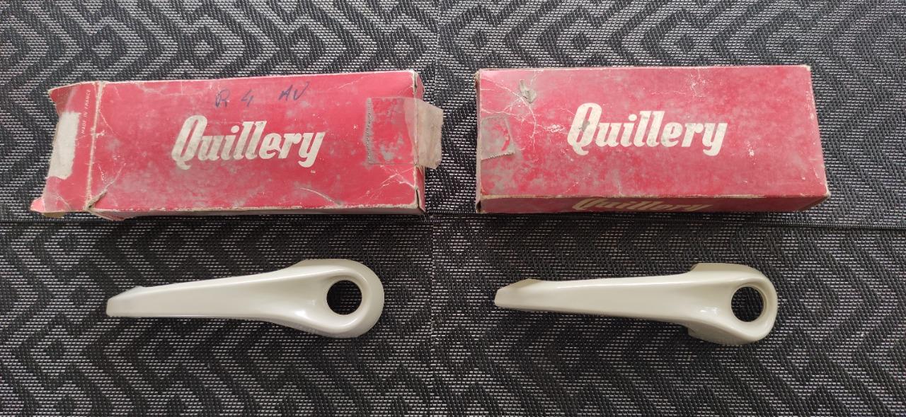 Poignées de portes RENAULT 4 (R4) LesAnciennes.com