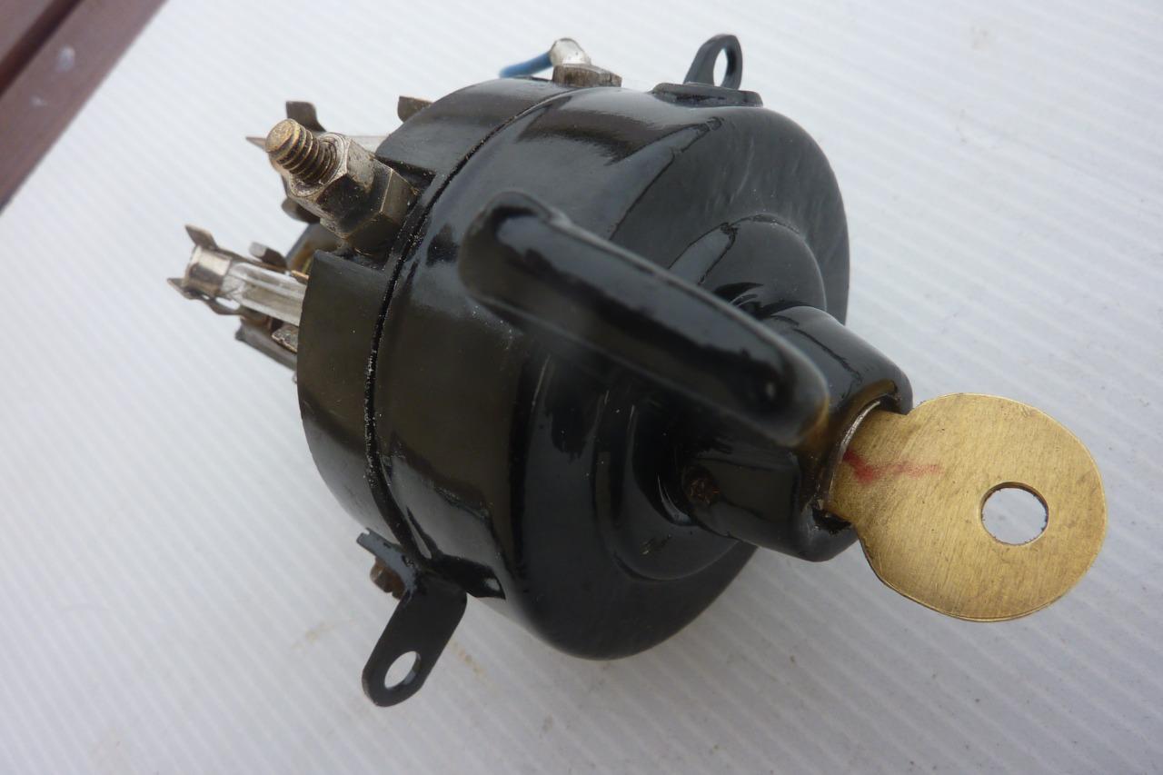 Commutateur de tableau de bord SIMCA 8 ou simca 6 LesAnciennes.com