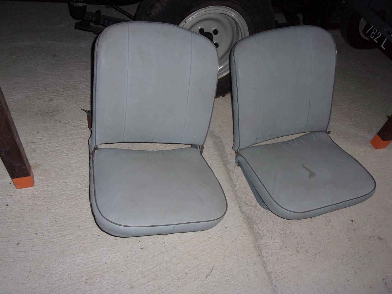 Sièges RENAULT Juvaquatre R 2101 LesAnciennes.com