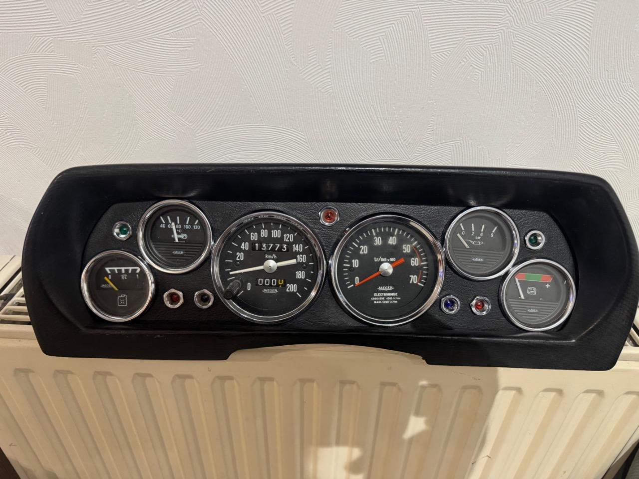 Très beaux et rare compteur JAEGER Peugeot 504 LesAnciennes.com