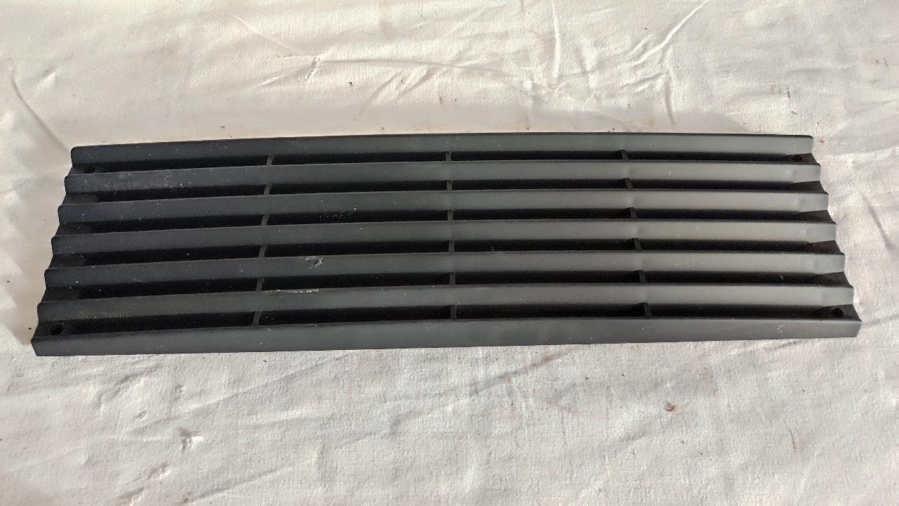 Grille arrière entre feux pour Renault Alpine A610 LesAnciennes.com