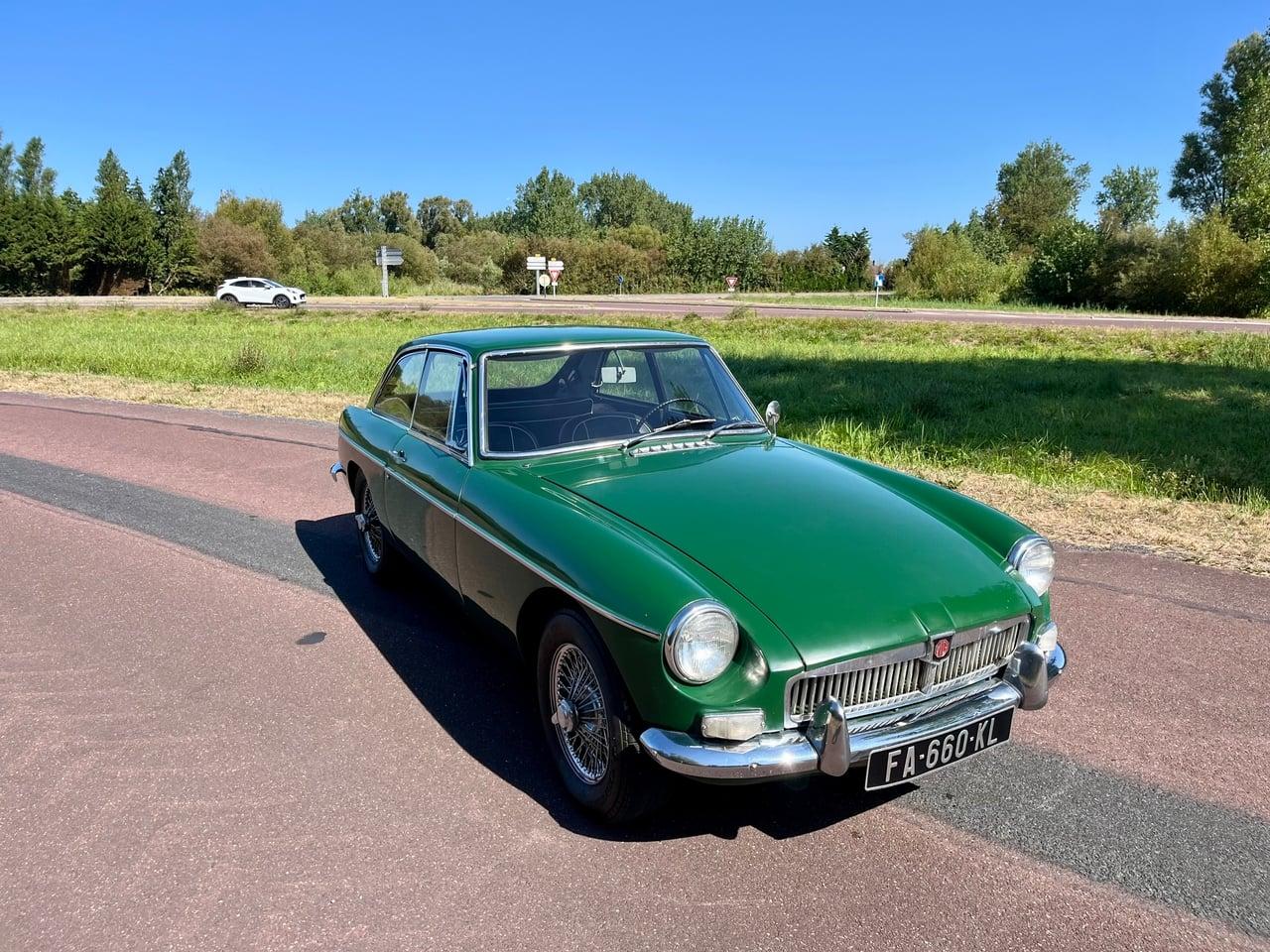 1967 MG MGB GT LesAnciennes.com