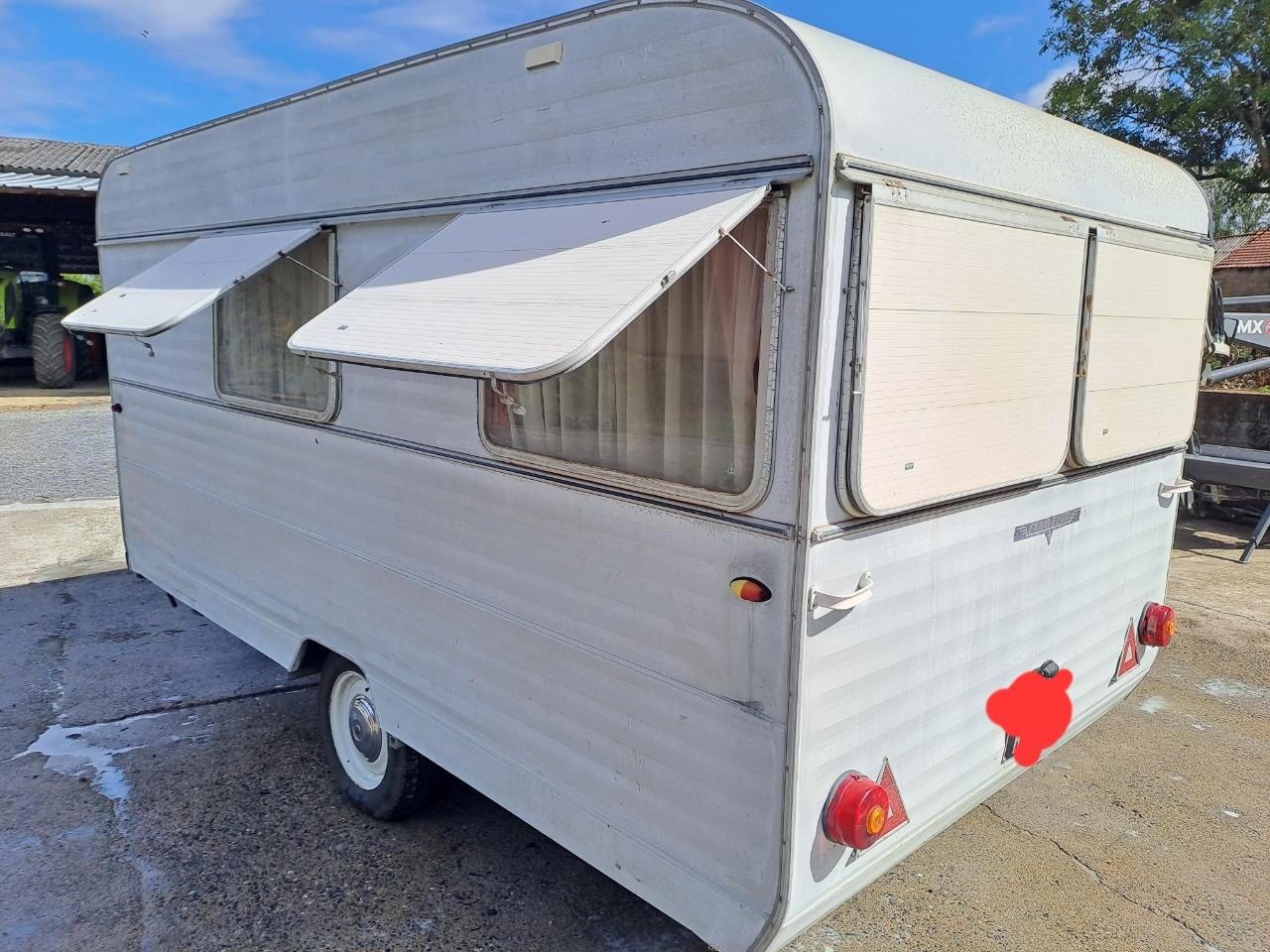 Caravane CARAVELAIR 420 C vintage 1966 LesAnciennes.com
