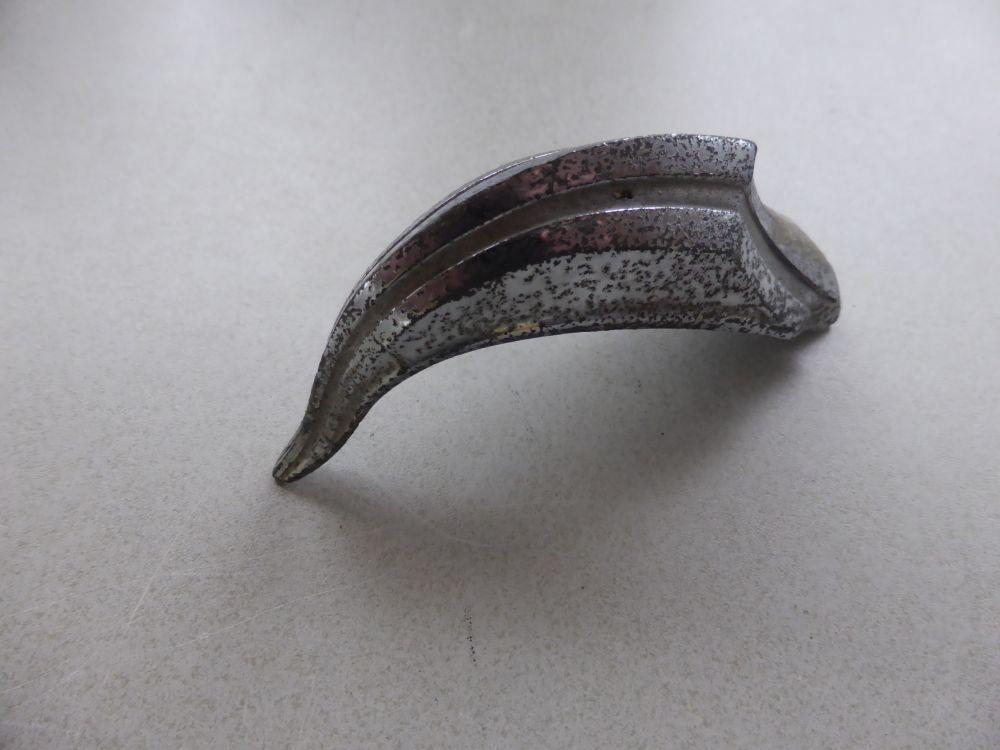 Motif sur calandre 329.525 LesAnciennes.com