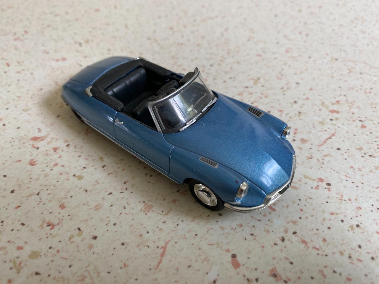 IXO, Atlas - 1:43 - Citroën 2CV Type AZ (1952) + Citroën DS