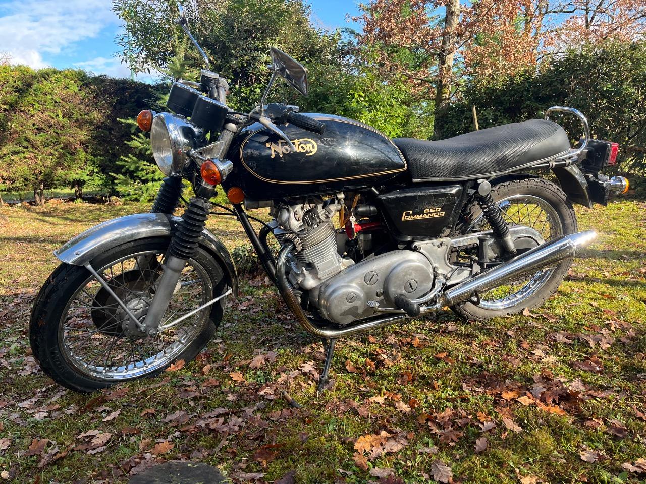 NORTON Commando 850 - 1974 LesAnciennes.com