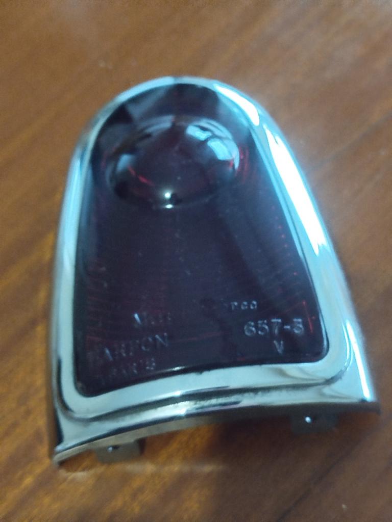 Cabochon supérieur gauche pour PEUGEOT 403 Berline LesAnciennes.com