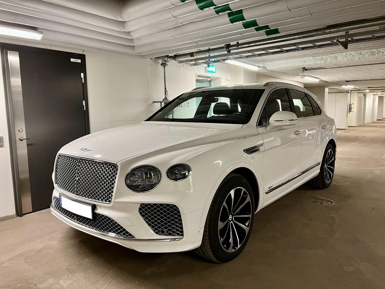 2023 Bentley Bentayga Hybrid LesAnciennes.com