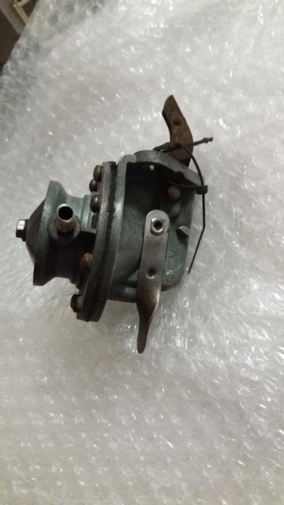 Pompe a essence amorçage LesAnciennes.com