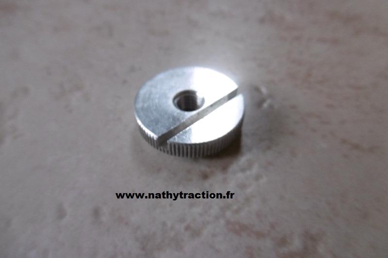 Un écrou pour filtre à air 11D TRACTION LesAnciennes.com