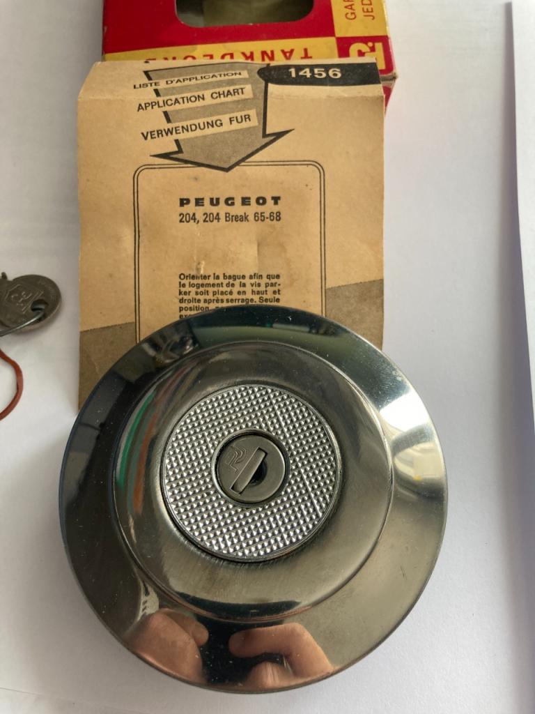Bouchon essence chromé neuf PEUGEOT 204 LesAnciennes.com