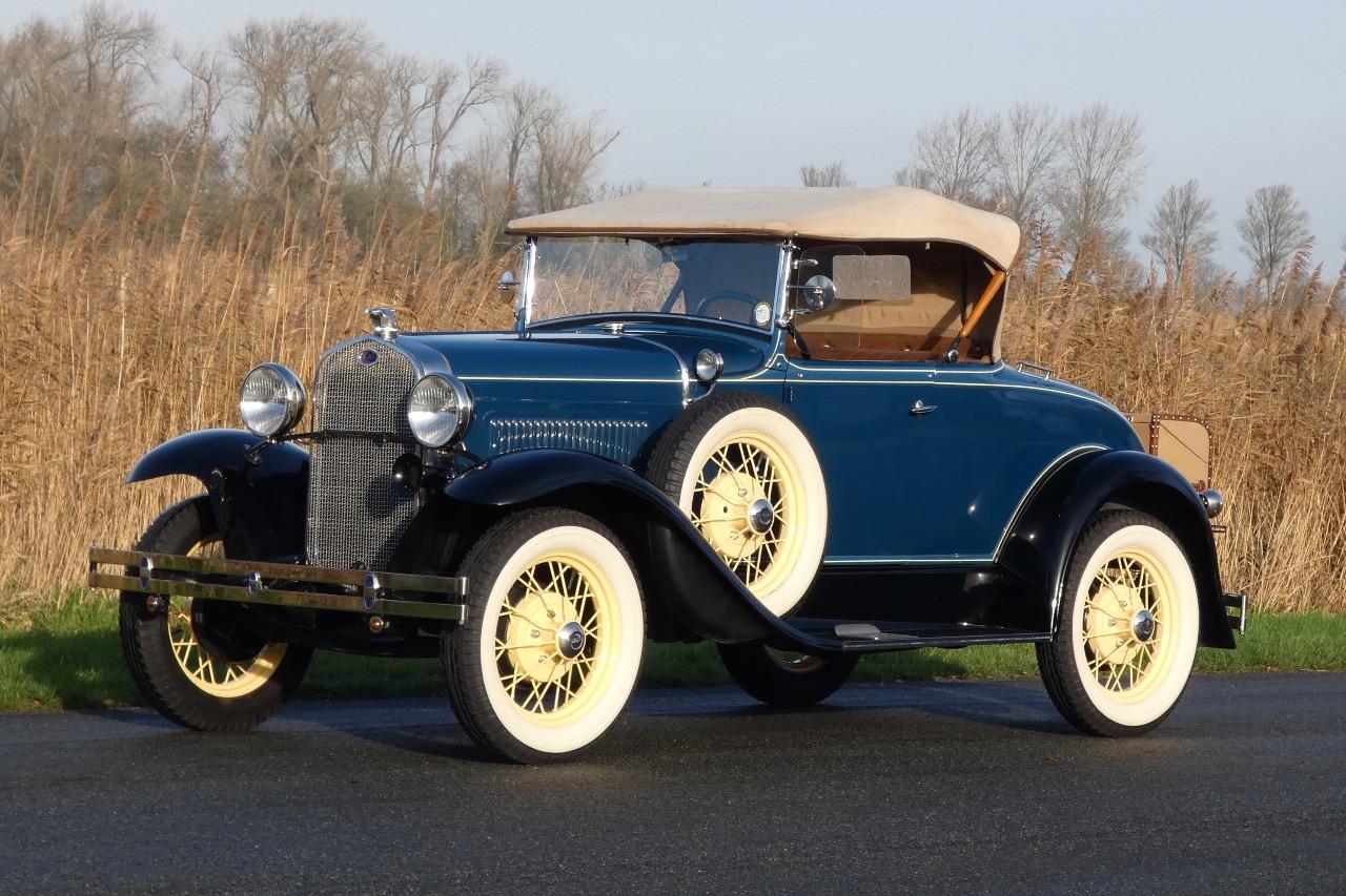 FORD A Roadster DeLuxe - 1930 LesAnciennes.com