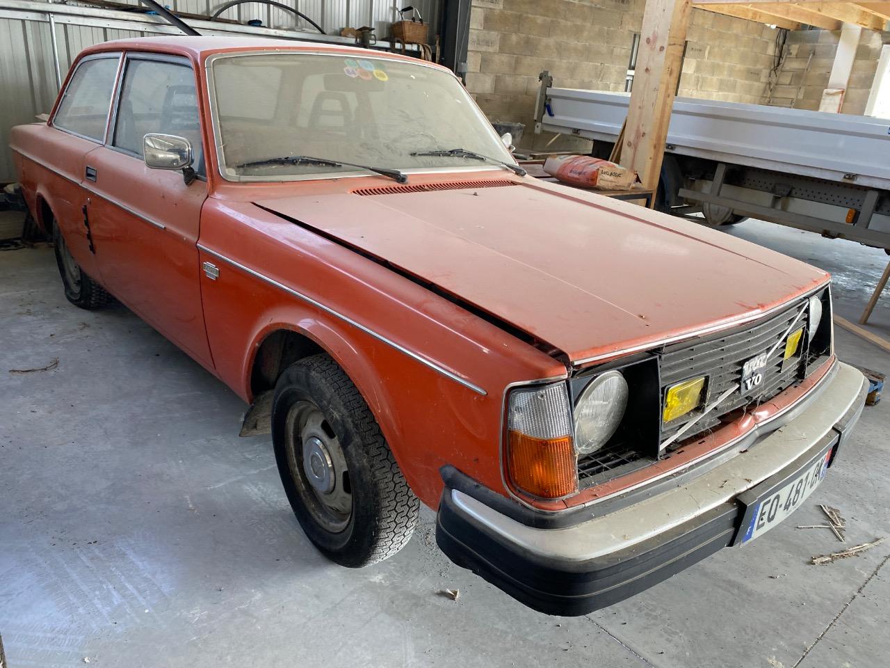 VOLVO 242 Coupe - 1975 LesAnciennes.com