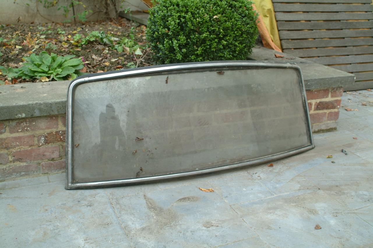 Lunette arrière PEUGEOT 404 LesAnciennes.com