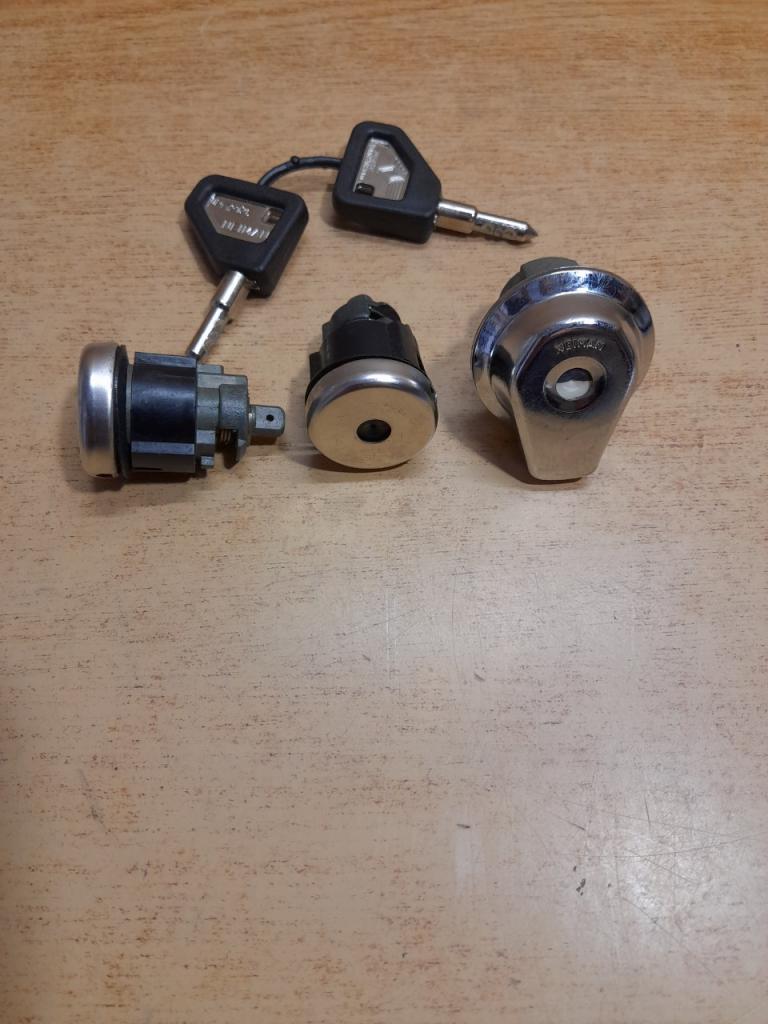 Serrure Barillets de portes et Coffre Renault 20 R LesAnciennes.com