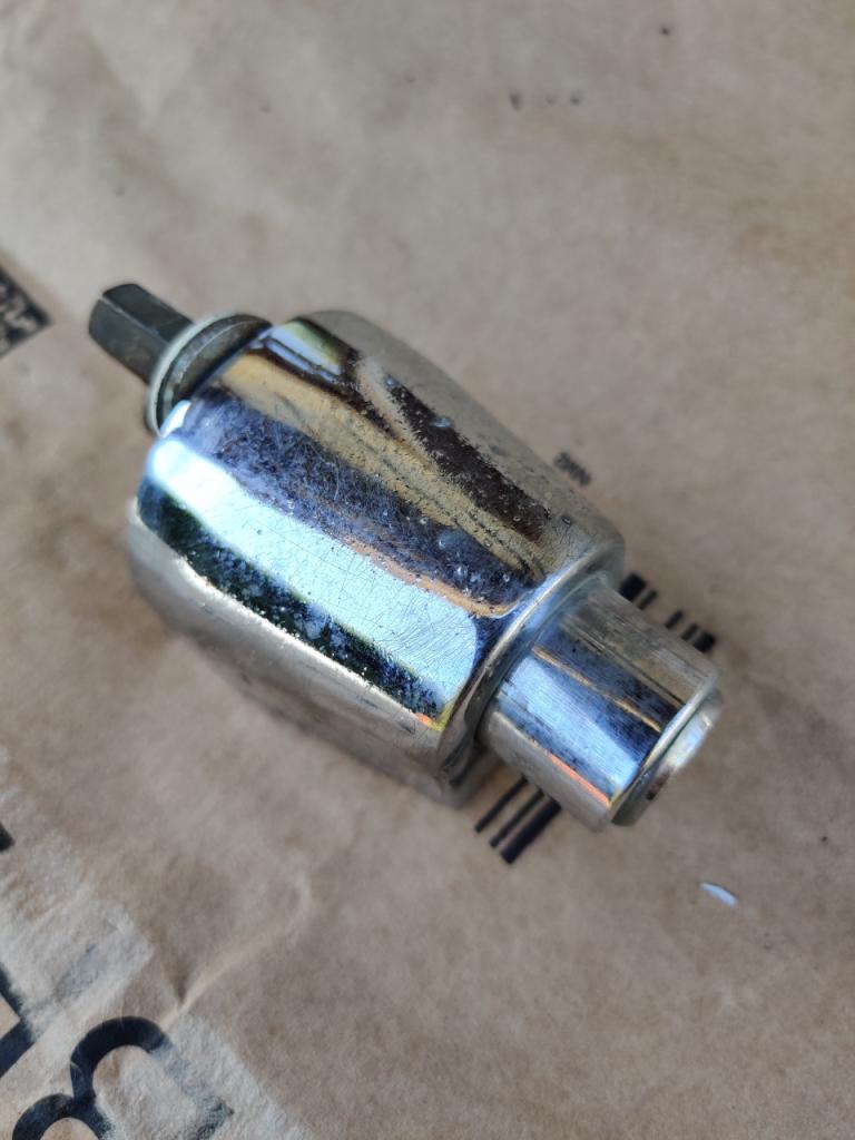 Serrure coffre moteur LesAnciennes.com