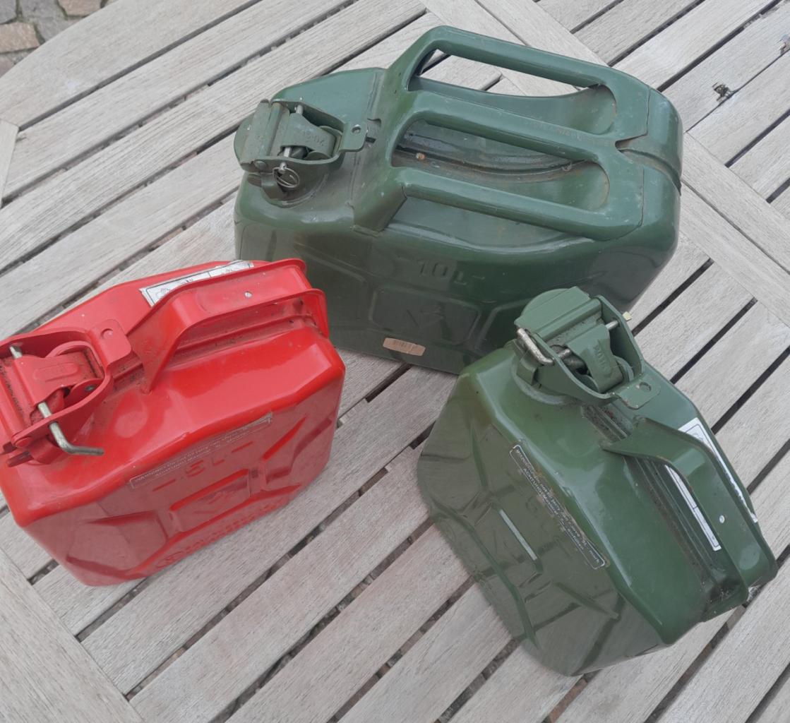Jerrycans ( Bidons metalique vide ) LesAnciennes.com