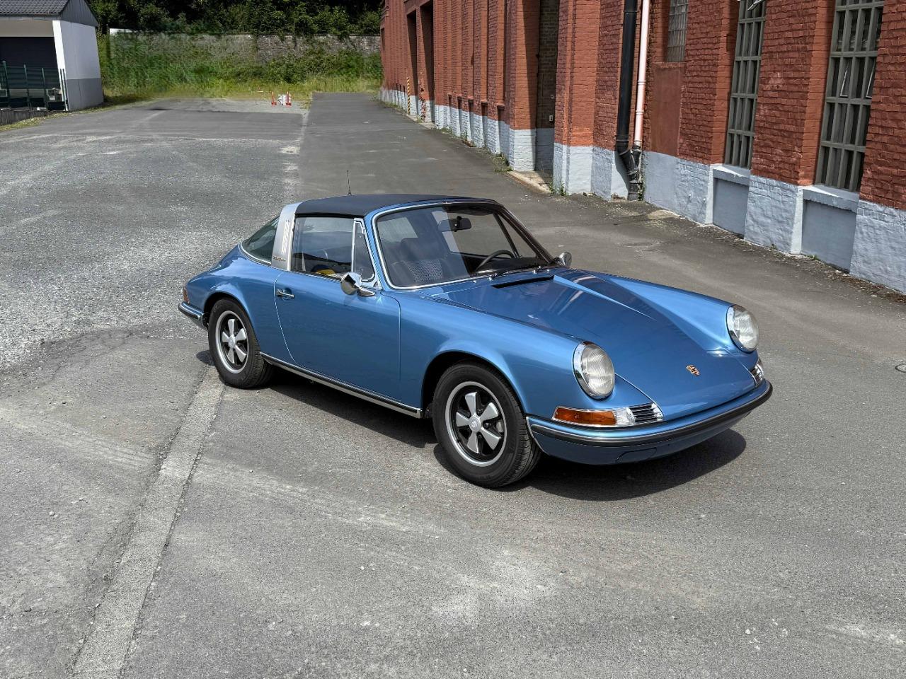PORSCHE 911 2.2 S targa - 1970 LesAnciennes.com