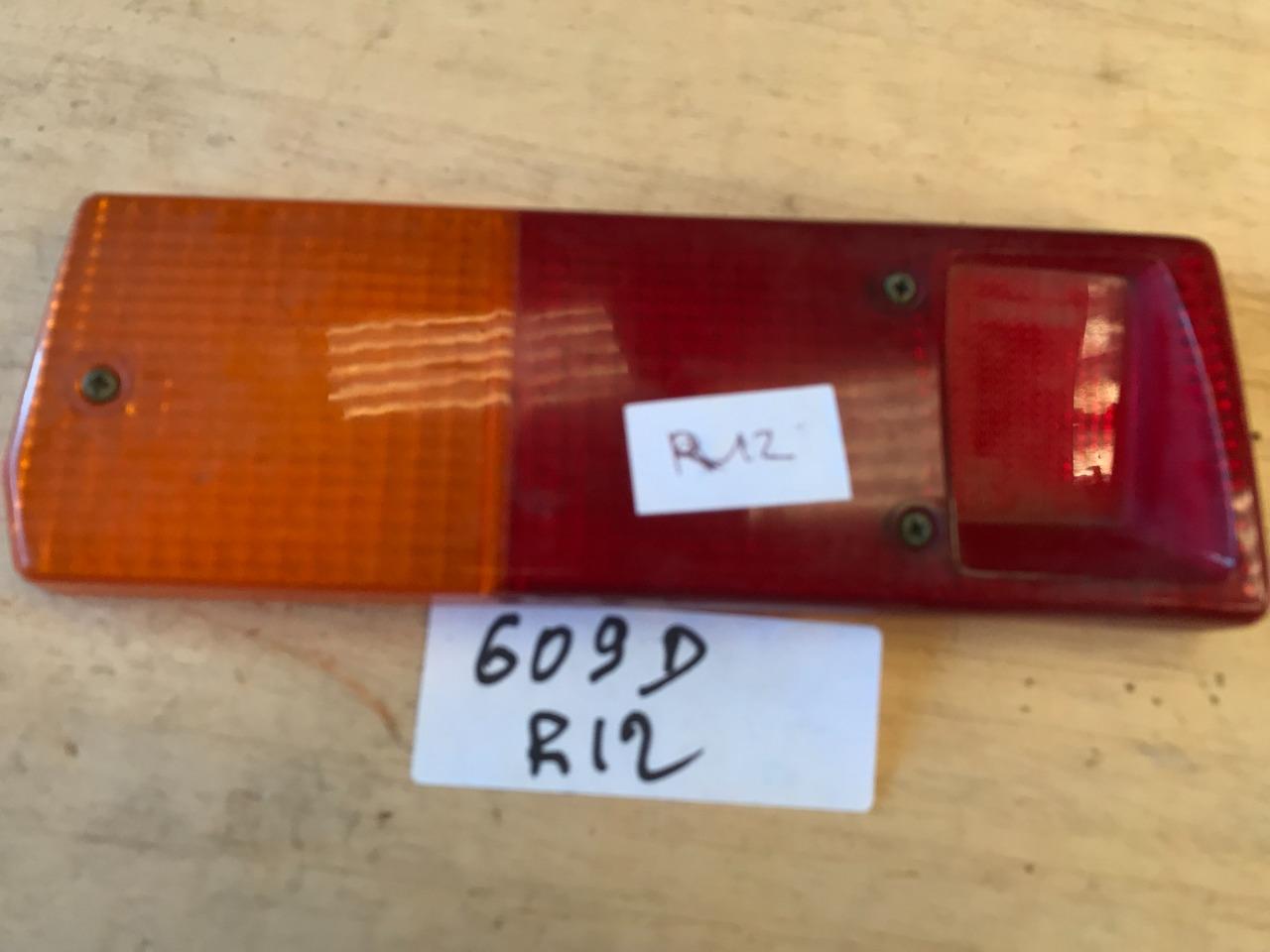 Cabochon neuf feu arrière droit RENAULT 12 (R12) LesAnciennes.com