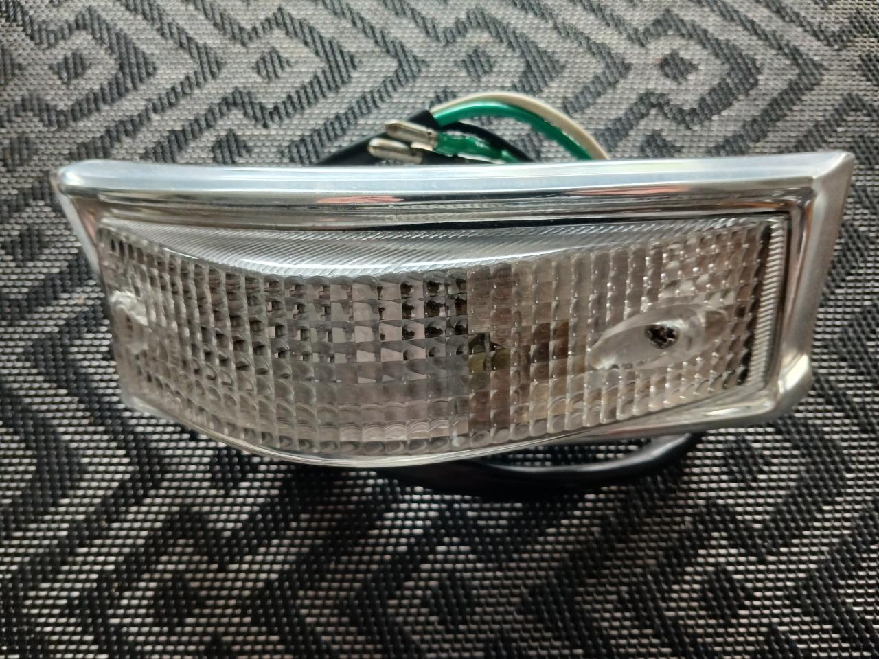 Clignotant gauche SIMCA 1000 série 2 LesAnciennes.com