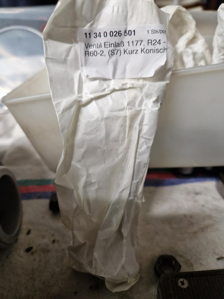 Soupapes admission BMW R24 a R60/2 LesAnciennes.com